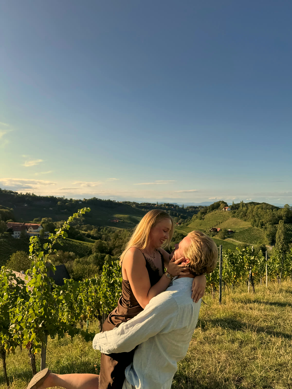 Ines und Oliver in den Weingärten am Grassnitzberg